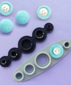 Schneiderin bastelt verdeckte Knöpfe