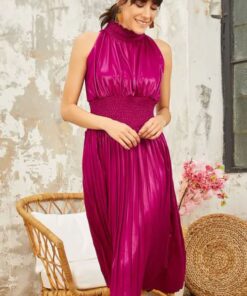 Kleid mit Falten an der Taille